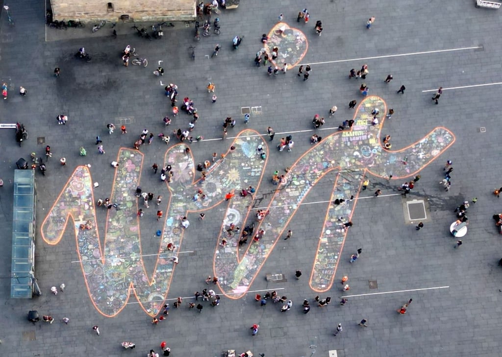 Hallesches „Wir“- Gefühl in Kreide: Teils haben mehr als 500 Menschen an dem Schriftzug mitgemalt.
