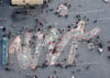 Hallesches „Wir“- Gefühl in Kreide: Teils haben mehr als 500 Menschen an dem Schriftzug mitgemalt.