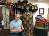 Jörg-Andreas List aus Osterfeld näht an einem Kleid, das er zur Travestienacht tragen wird. 