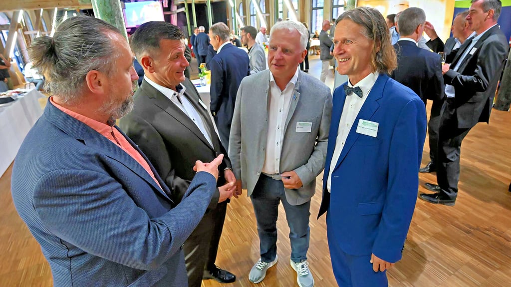 Timo Leukefeld (rechts) im Gespräch mit Mike Eley (von links), Heino Oehring und Heiko Grunert.