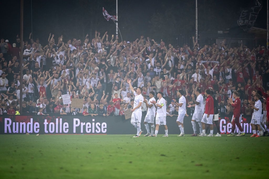 So friedlich wie hier nach dem Schlusspfiff des Spiels FC Aarau gegen Young Boys Bern ging es beim Pokalspiel nicht immer zu.