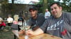 Die Organisatoren des Weinfestes Sascha Oldenburg und Christian Wallborn (links) freuen sich über den positiven Zuspruch. 