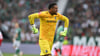 Freiburgs Torwart Noah Atubolu jubelt nach einem Bundesliga-Rekord.