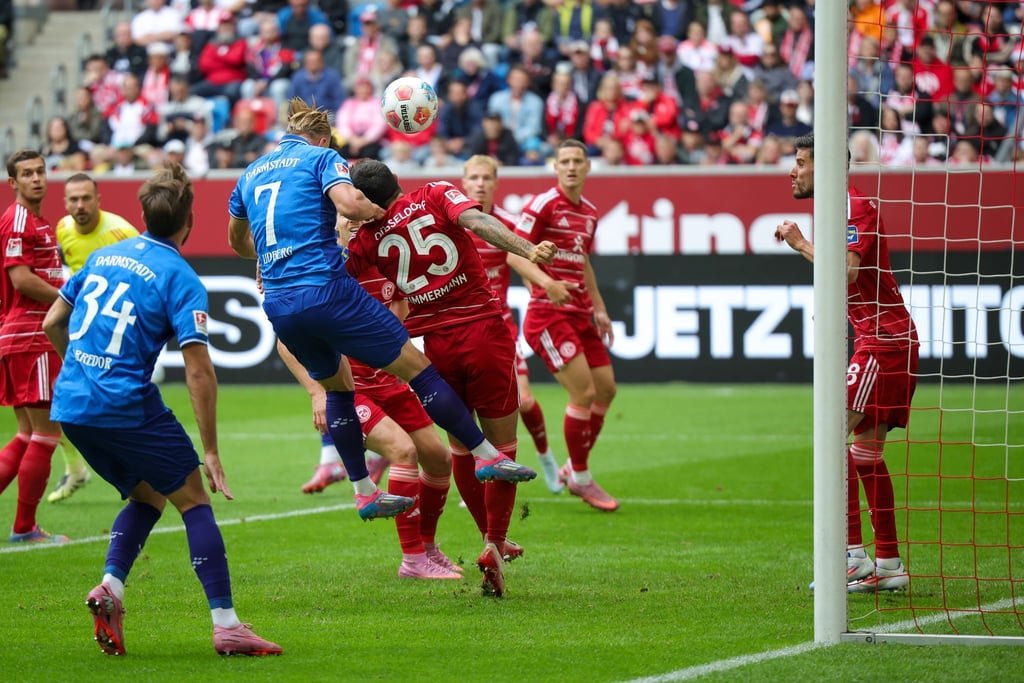 Ein Tor, das nicht galt: Isac Lidberg (Nr. 7) köpft in der 8. Minute das vermeintliche 1:0 für Darmstadt, stand zuvor aber hauchdünn im Abseits.