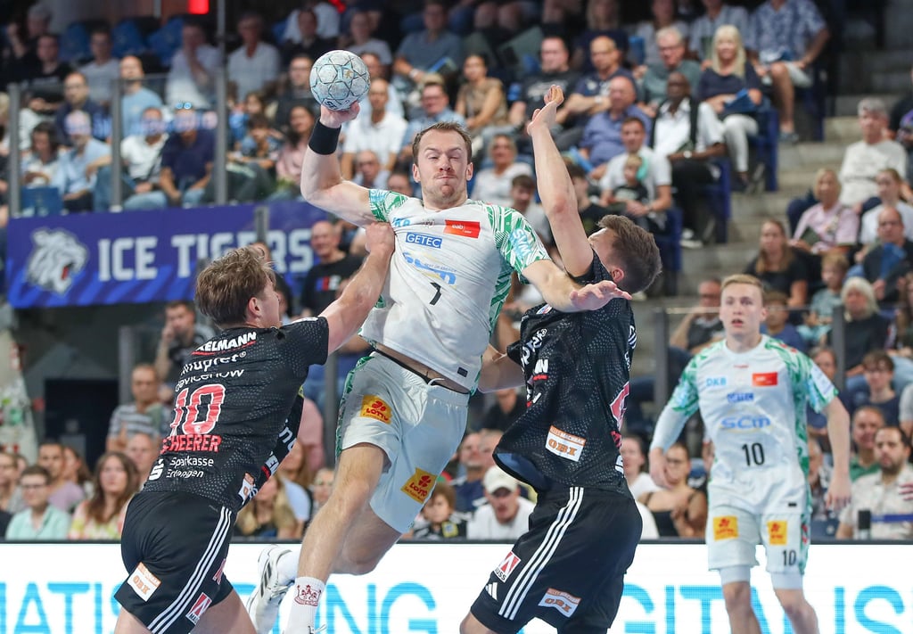 Erlangen machte es Felix Claar und seinen SCM-Kollegen richtig schwer. Hier wird der Schwede von Florian Scheerer (l.) und Christoph Steinert in die Zange genommen. Gisli Kristjansson schaut gespannt zu.