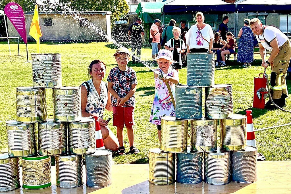 Dosenabschießen ist eine von vielen Stationen beim Heimatfest in Latdorf gewesen.