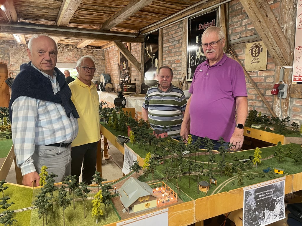 Alle Technikfreunde waren in der Scheune bestens aufgehoben - hier gab es die Gommern-Pretziener Sandbahn zu sehen. Das detailgetreue Modell auf großer Platte zeigt die frühere Bahnstrecke mit all ihren markanten Punkten. Der Eisenbahn-Club Schönebeck rund um Jürgen Krebs (r.) betreute die Anlage und stand den Besuchern Rede und Antwort