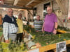 Alle Technikfreunde waren in der Scheune bestens aufgehoben - hier gab es die Gommern-Pretziener Sandbahn zu sehen. Das detailgetreue Modell auf großer Platte zeigt die frühere Bahnstrecke mit all ihren markanten Punkten. Der Eisenbahn-Club Schönebeck rund um Jürgen Krebs (r.) betreute die Anlage und stand den Besuchern Rede und Antwort
