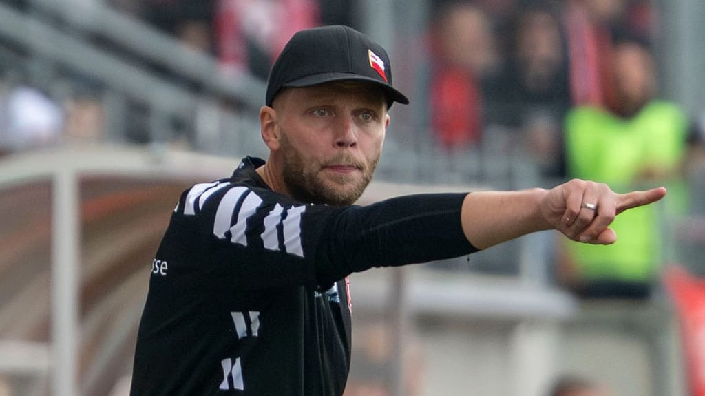 HFC-Trainer Robert Schröder muss beim Halleschen FC nach der zweiten Niederlage in Folge seine erste Krise bewältigen.