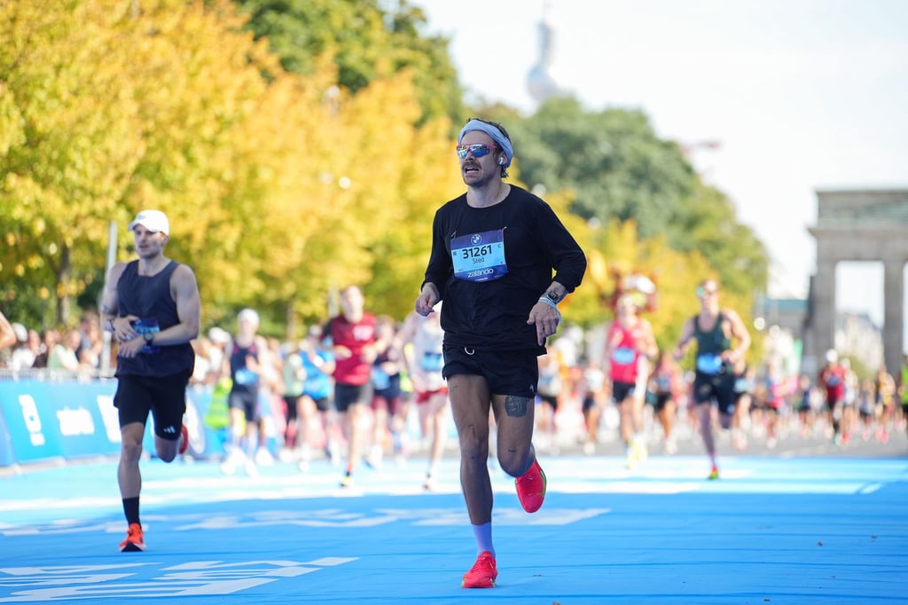 Der britische Sänger und Schauspieler Harry Styles (r) startete unter falschem Namen beim Berlin-Marathon.
