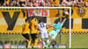 Torwart Tim Schreiber (Dynamo Dresden, r) kann das Tor zum 2:2 nicht verhindern.