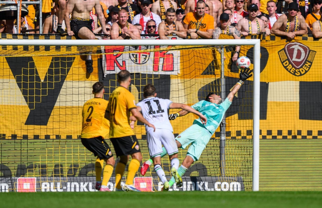 Torwart Tim Schreiber (Dynamo Dresden, r) kann das Tor zum 2:2 nicht verhindern.