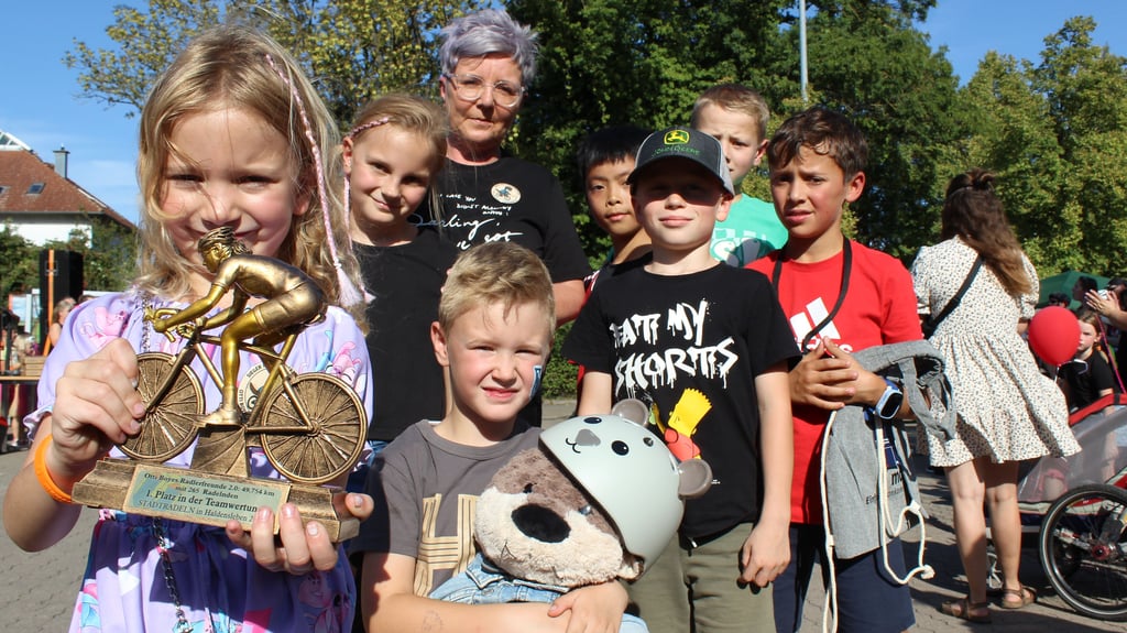 Boye-Lehrerin Nicola Kutschmann holt sich den Pokal mit ihren Grundschülern für das Team „Otti Boyes Radlerfreunde 2.0“ ab.