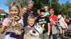Boye-Lehrerin Nicola Kutschmann holt sich den Pokal mit ihren Grundschülern für das Team „Otti Boyes Radlerfreunde 2.0“ ab. 