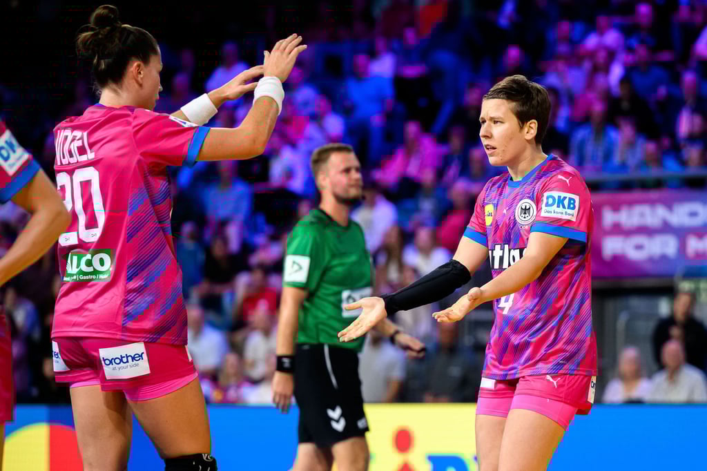 Die deutschen Handballerinnen bejubeln ihren Sieg gegen die Niederlande.