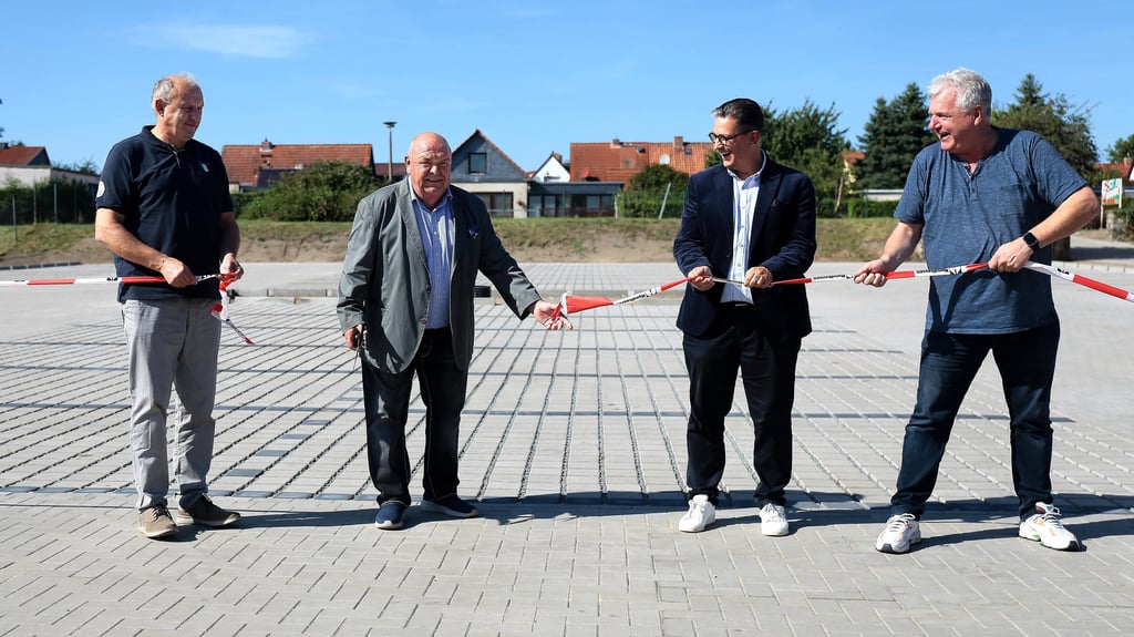 Bürgermeister Matthias Wilcke, Vereinsvorsitzender Rüdiger Breier, stellvertretender Landrat Marcus Waselewski und Landtagsabgeordneter Guido Heuer (v.l.) waren bei der Parkplatzeröffnung dabei.