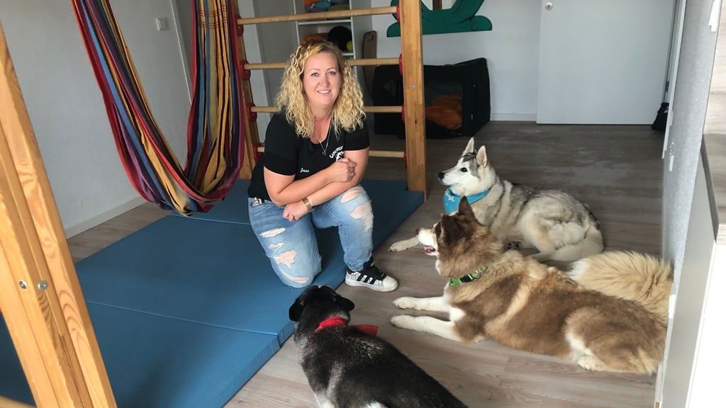 Jessica Kampe und die Co-Therapeuten Ari, Akiro und Angel (von vorn nach hinten) im Motorikraum der Ergotherapiepraxis, die in Räume im Humanas-Wohnpark Bad Suderode eingezogen ist.