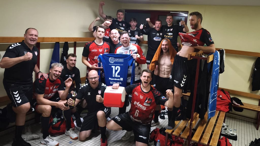 Gute Stimmung: Die Regionalliga-Handballer des HV Rot-Weiss Staßfurt jubeln in Bad Blankenburg.
