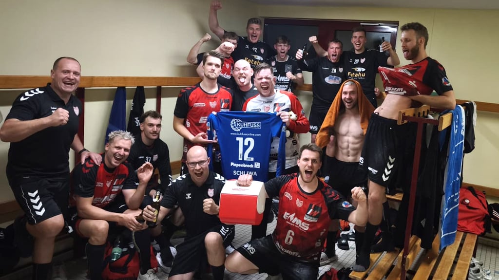 Gute Stimmung: Die Regionalliga-Handballer des HV Rot-Weiss Staßfurt jubeln in Bad Blankenburg.