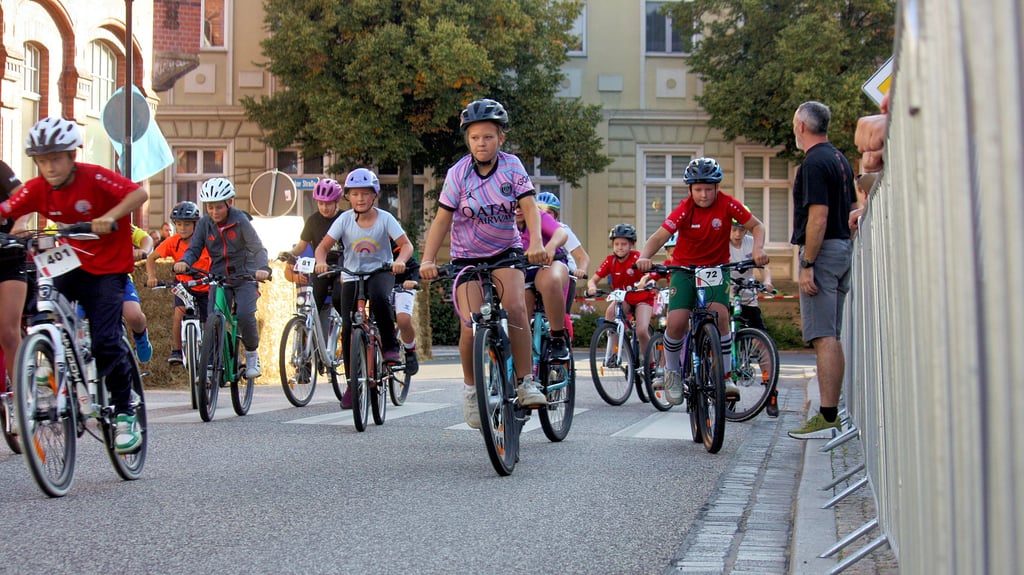 Von den fast 140 Startern beim City-Rad-Cup in Osterburg waren mehr als die Hälfte Schüler aus der Region.