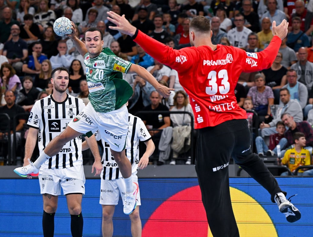 Tim Freihöfer (l) bleibt den Füchsen Berlin länger erhalten.