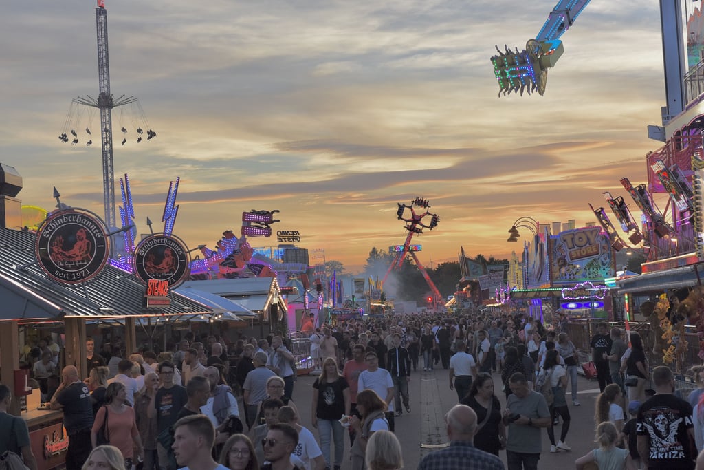 Am Samstagabend zur Blauen Stunde auf dem Wiesenmarkt in Eisleben.