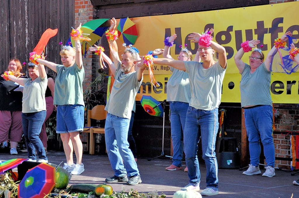 Die „Flotten Hüpfer“ der Lebenshilfe zeigten beim Hofgutfest in Uchtspringe eine Tanzdarbietung und sorgten im Publikum für gute Stimmung.