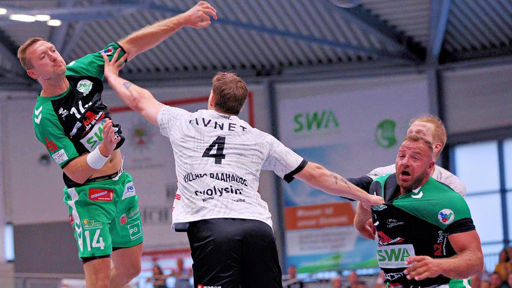 Der HC Aschersleben, hier mit dem siebenfachen Schützen Andreas Rojewski beim Wurf, musste sich im Derby dem SV Anhalt Bernburg beugen.