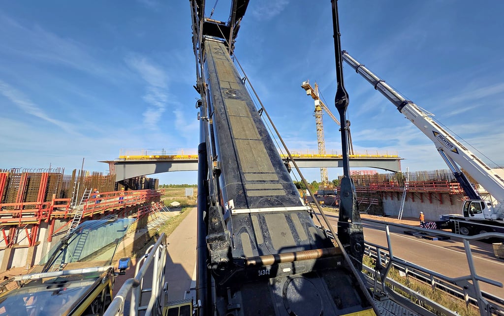 Da wird Träger Nummer zwei in Bewegung gebracht: Das erste Fertigteil der neuen Brücke ist, wie im Hintergrund zu sehen, bereits an Ort und Stelle.