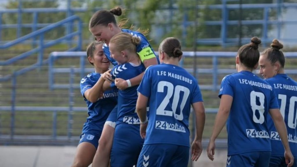 Die Frauen vom 1. FC Magdeburg jubeln: Der FCM gewann gegen Turbine Potsdam II mit 2:1.