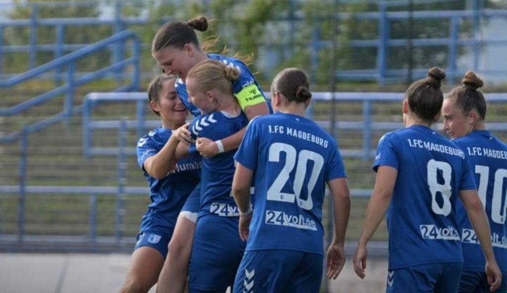 Die Frauen vom 1. FC Magdeburg jubeln: Der FCM gewann gegen Turbine Potsdam II mit 2:1.