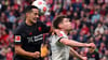 Leverkusens Lucas Vázquez und Gladbachs Lukas Ullrich kämpfen um den Ball.