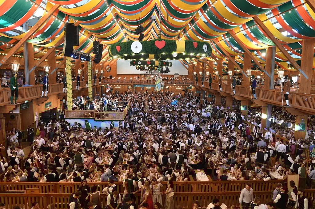 Einige Bayern-Profis und auch Coach Kompany haben sich bereits auf dem Oktoberfest umgesehen.