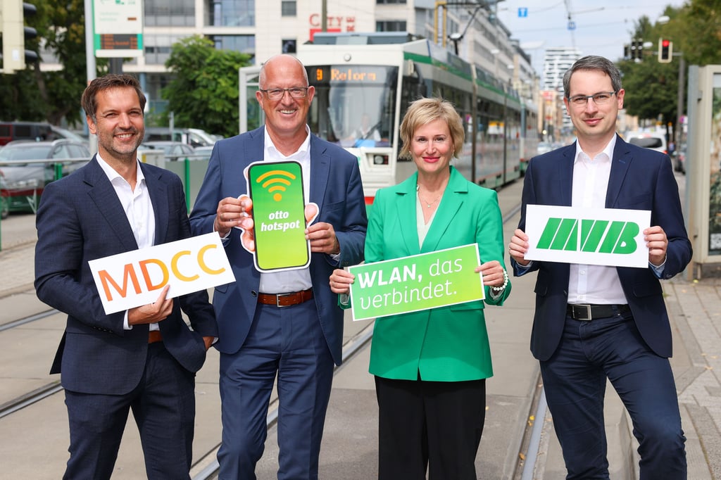 Patrick Irmer, MDCC-Bereichsleiter Vertrieb & Marketing, MDCC-GeschäftsführerGuido Nienhaus, Cornelia Muhl-Hünicke, MVB-Marketingleiterin, und MVB-IT-Leiter Axel Reinicke freuen sich, dass es nun WLAN in Bus und Straßenbahn gibt.