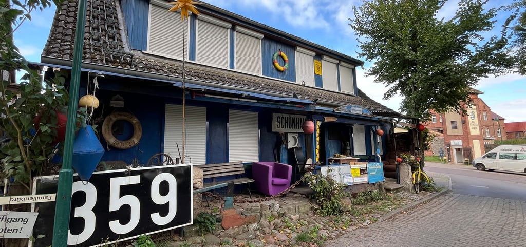Die Flaschenpoststation von Bittkau und der Trafoturm mit Galerie im Hintergrund.