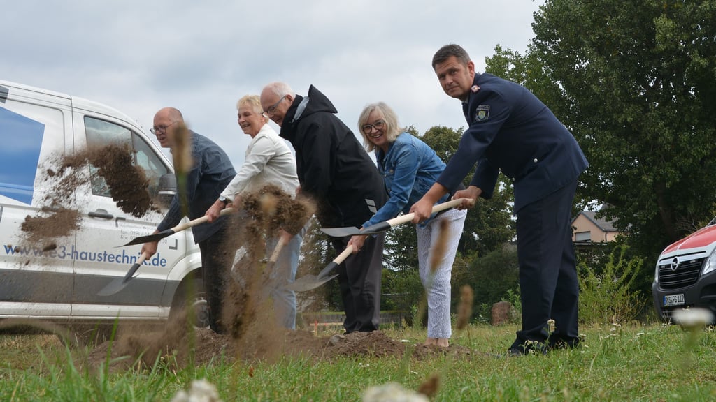 In Glindenberg haben Ortswehrleiter Andy Opitz (v.r.n.l.), Bürgermeisetrin Marlies Cassuhn, Dietmar Fritze vom Förderverein der FFW, Ortsbürgermeisterin Gerhild Schmidt und Architekt Nico Biela mit dem Spatenstich den Bau des neuen Feuerwehrhauses eingeleitet.