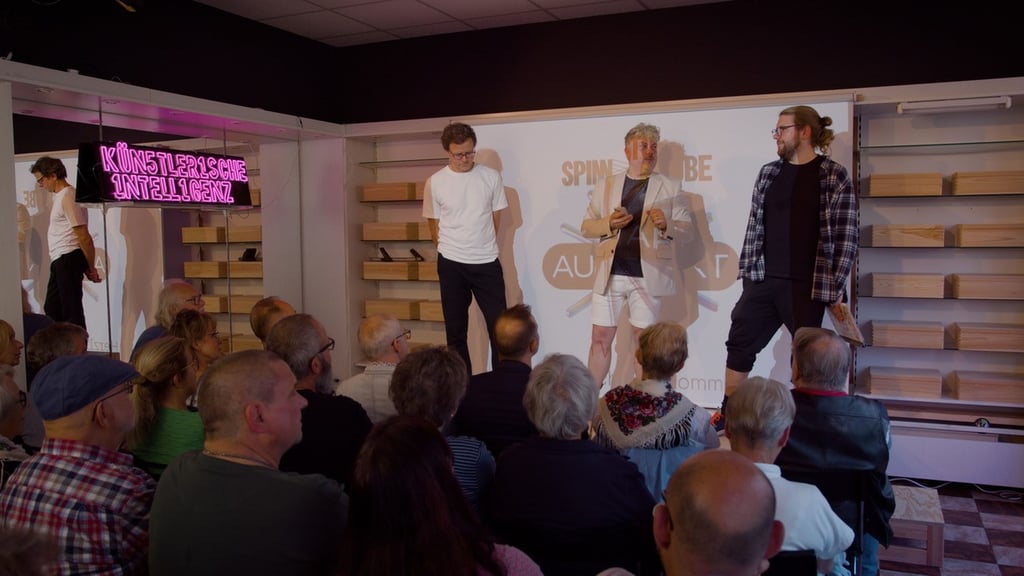 Die Initiatoren Hannes Hartmann, Janek Liebetruth und Sören Hornung (von links) bei der Eröffnung der „Spinn-Stube“ in Benneckenstein.