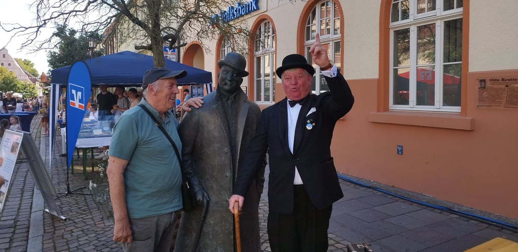 Manfred Brandt (rechts) als Otto Reutter erfreute die Gäste des Hansefests mit einigen Couplets des bekanntesten Sohnes der Stadt.