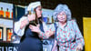 Szene aus der Theateraufführung „Zur krummen Linde“ der Theatergruppe „Hahn im Korb“ in der Salzkirche  Seehausen (Altmark) am Sonnabend, 20. September 2025: Nur mit Schnaps bekommt Frau Eva Hammerschmidt (Ina Preuschoff) ihre betagte Mutter (Michaela Kamlah) aus dem Kartoffelkeller rausgelockt. 