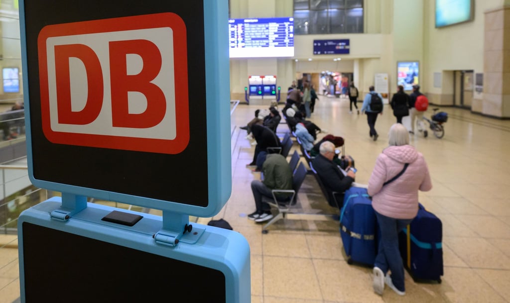 Reisende warteten am Morgen am Hauptbahnhof in Hannover.