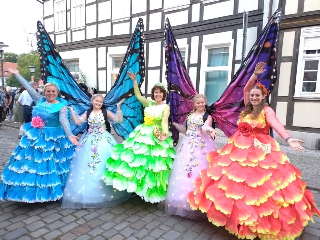 Die Damen der Tanzschule KTSC Treuer Husar aus Heeren waren über das Wochenende auf dem Hansefest unterwegs, um ein wenig Werbung für ihren Verein zu machen.