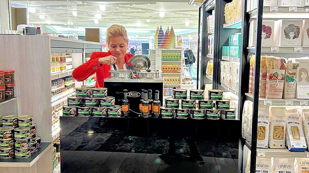 Manufaktur-Chefin Antje Mandelkow präsentiert in der Feinkostabteilung des KaDeWe das Ragout fin aus Kläden.Kelle