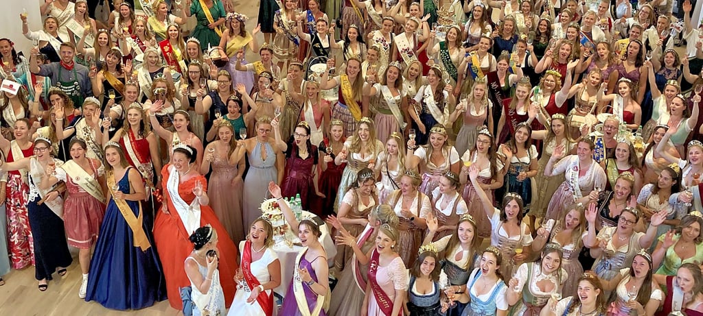 Der 1. Königinnentreff Sachsen-Anhalts wird bei Weitem nicht so viele Hoheiten beim Tag der Regionen am Sonntag einen wie hier beim 8. Deutschen Königinnentag 2019 in Witzenhausen. Aber der Verein Tag der Regionen Salzlandkreis sieht das Wochenende als Generalprobe für so ein Treffen 2026.