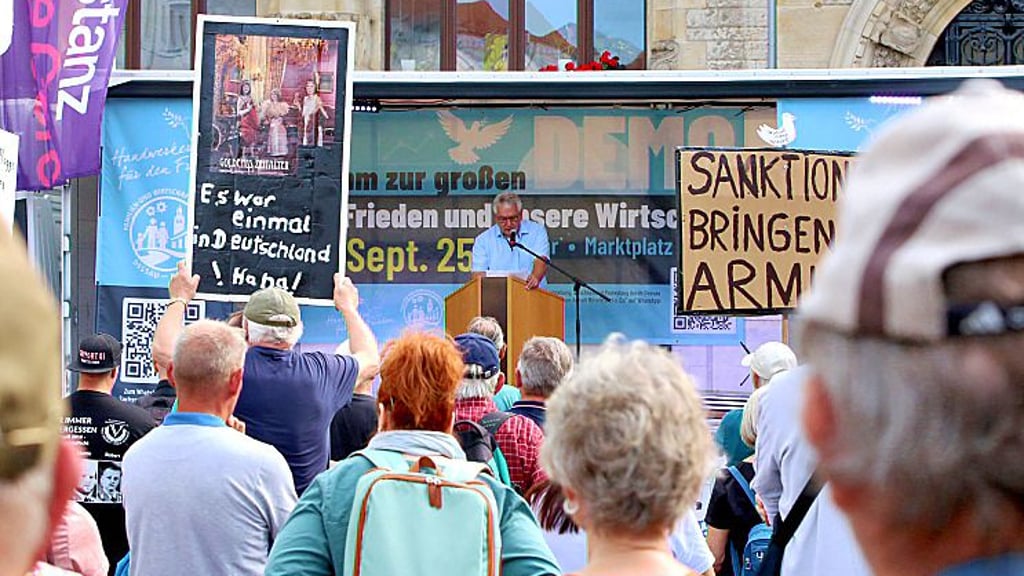 Die Teilnehmer der „Demo für den Frieden“ versammelten sich auf dem Dessauer Marktplatz.