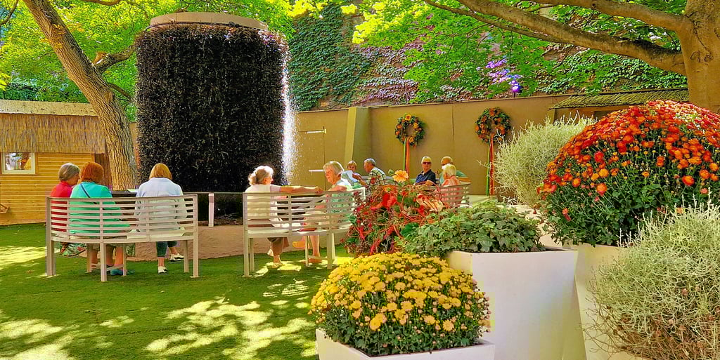 Das Gradierwerk aus Schwarzdorn wurde eigens für die Ausstellung errichtet.