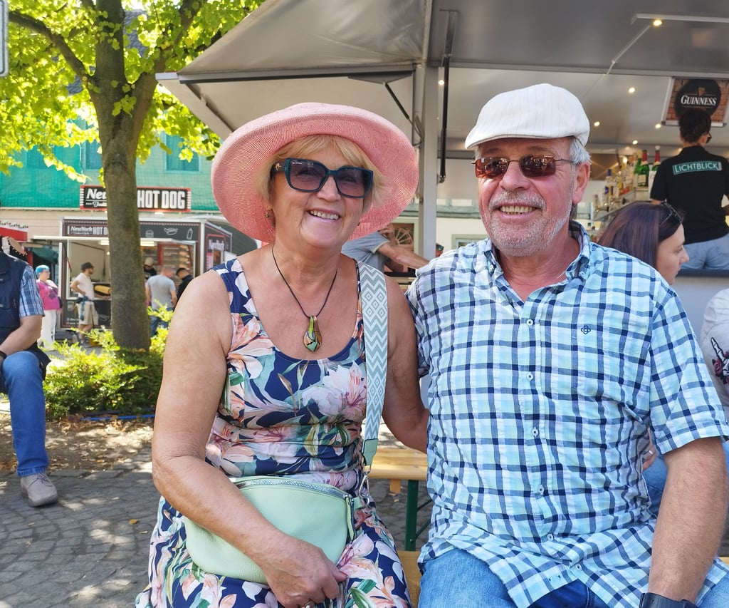 Adelheid Saß aus Gardelegen und ihr Partner Bernd Henneborg aus Irxleben freuen sich jedes Jahr auf das Hansefest und sind erstaunt, was die Stadt jedes Jahr auf die Beine stellt.