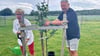 Bäumchen Nummer 49 wurde von der Heimatvereinsvorsitzenden Heike Ostrowski und Jörg Walter von der Boreas Energie GmbH gepflanzt. 