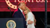 Donald Trump betrat nach Erika Kirk die Bühne. Am Ende nahm er sie in den Arm.