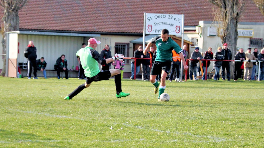 Wenn in Quetzdölsdorf Fußballspiele stattfanden, waren viele Besucher vor Ort.