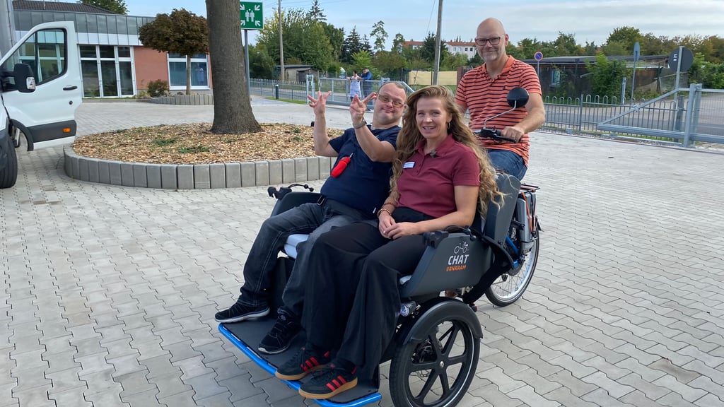 Geschäftsführer Stefan Labudde testet eine der Rikschas – mit Marcel Fabian und Einrichtungsleiterin Carolin Borchardt. 
